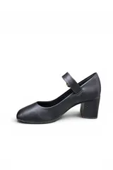 Zapato tipo Mary Jane de color blanco, con taco cuadrado medio y tira en el empeine con hebilla metálica dorada circular.