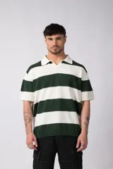 Remera tipo chomba tejida de manga corta con diseño de rayas horizontales anchas en color verde oscuro y blanco. Presenta cuello tipo polo con escote en V y un corte holgado.