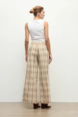 Pantalón wide leg de tiro alto con estampa a cuadros en tonos beige y marrón.