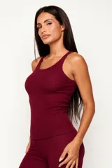 Musculosa de malla acanalada color bordó, de diseño minimalista con escote redondo y tiras anchas, confeccionada en viscosa y elastano con ajuste al cuerpo.