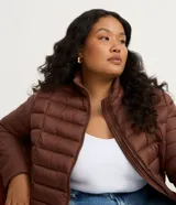 Campera puffer acolchada de corte relajado, con cuello alto, cierre frontal de cremallera y bolsillos laterales. Confeccionada en microfibra de poliamida ultraligera, resistente al agua y respirable.