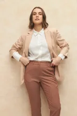 Pantalón negro de vestir, de corte recto, con elástico en la cintura trasera y bolsillos laterales.