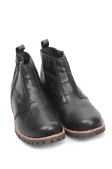 Bota corta negra de cuero sintético con textura croco, cierre lateral y suela track.