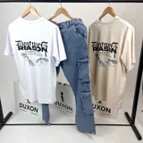 Pantalón jean celeste de corte recto, con bolsillos laterales tipo cargo.