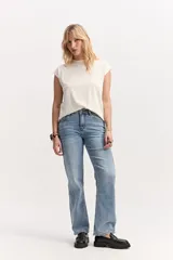 Jean straight de tiro alto y piernas rectas, con efecto lavado y acabado vintage.