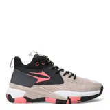 Championes de básquet Topper modelo Flight, con diseño de caña media en tonos beige, negro y detalles en color salmón. Presentan una estructura robusta con refuerzos laterales, cordones negros y suela con patrón de agarre optimizado para la cancha.