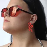 Aros colgantes con forma de serpiente color rojo.