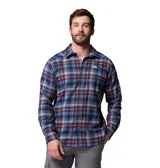 Camisa de franela de manga larga, con estampado a cuadros en tonos azul marino, naranja y blanco, cierre frontal de botones y un bolsillo en el pecho con botón.