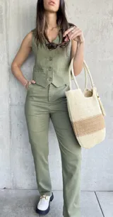 Pantalón verde oliva de lino, de corte recto.