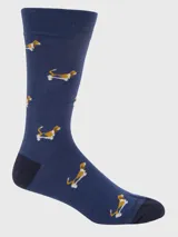Calcetines de largo medio color azul marino con estampado de perros Basset Hound. Cuentan con puño suave y puntera reforzada en tono más oscuro.