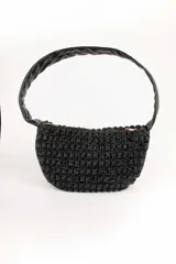 Cartera Daniel Cassin modelo Tod de tipo hobo, color negro con textura tejida y manija redondeada acolchada.