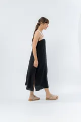 Vestido midi negro con panel frontal blanco, de corte amplio, escote recto y tiras anchas.