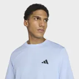 Remera deportiva Adidas Workout Essentials Base color celeste claro, de manga corta y cuello redondo, con el logo de la marca estampado en negro en el lado izquierdo del pecho.