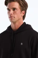 Hoodie negro de algodón, con capucha ajustable mediante cordones y bolsillo canguro frontal. Presenta un pequeño logo bordado de pingüino en el pecho.