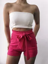 Short fucsia de crepé con cintura alta elastizada y lazo para atar.