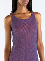 Vestido midi sin mangas confeccionado en punto jersey de tejido italiano con hilo Lurex en dos colores que aporta brillo sutil. Presenta escote bote redondeado y aberturas laterales.