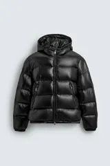 Campera puffer negra con capucha, cierre frontal con cremallera, bolsillos laterales con cremallera y puños elásticos.