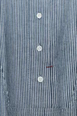 Camisa ZW Collection de cuello solapa y manga larga, con estampado de rayas verticales en tonos azul y blanco. Presenta costuras a contraste en el delantero y cierre frontal con botones.