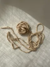 Gargantilla negra tejida a crochet con forma de flor.