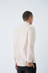 Camisa de hombre en tejido cloqué color rosa claro, corte semi slim, con logo bordado, bolsillo y manga larga.