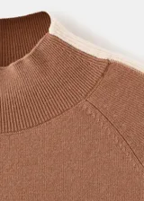 Jersey Ron de punto liso en color marrón tostado, con cuello alto y mangas largas.