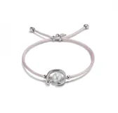 Pulsera de hilo lila con perla shell y fornitura bañada en plata de ley.