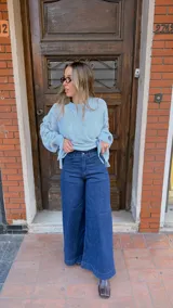 Jean de corte wide leg en azul oscuro, con tiro alto y diseño amplio en las piernas.