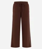 Pantalón de buzo de corte recto, color marrón, con cintura elástica y franjas laterales en contraste. Confeccionado en tejido de algodón y poliéster con interior de felpa.