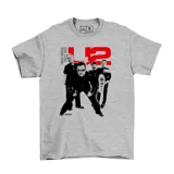 Remera gris de algodón con estampa frontal de la banda U2 en blanco y negro, con detalles en rojo.