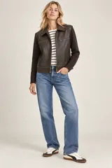 Campera de cuero y tejido de algodón marrón, con cuello camisero, cierre frontal y bolsillos con cremallera en el pecho.
