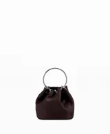 Bolso tipo bucket de satén color marrón oscuro, con cierre fruncido y manija circular metálica plateada.