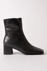 Bota de caña media con textura de reptil en color negro, punta cuadrada y taco bloque.