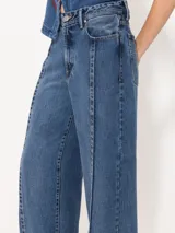 Pantalón de jean azul de corte wide leg y tiro medio.
