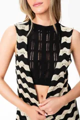 Chaleco largo de hilo con spandex, con estampado en zigzag en tonos negro y dorado.
