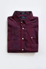 Camisa de manga corta Brooksfield con corte slim fit, confeccionada en tejido de algodón con spandex. Presenta un diseño a cuadros en tonos bordó y negro, con cierre frontal de botones y logo de la marca bordado en el pecho.