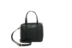 Bandolera tipo baúl de cuero negro con asas cortas y correa larga regulable.