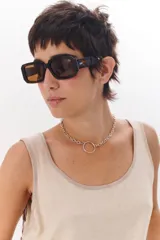 Collar plateado de eslabones gruesos con dije circular.