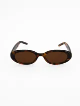 Lentes de sol con armazón ovalado de carey y cristales oscuros.