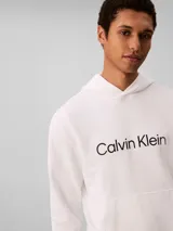 Buzo con capucha de corte regular, confeccionado en mezcla de algodón regenerado y poliéster reprocesado. Presenta el logo de la marca estampado en el pecho, bolsillo tipo canguro frontal y puños y cintura acanalados.