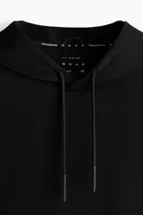 Buzo deportivo negro sin mangas con capucha y cordón ajustable, de corte regular.
