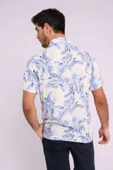 Camisa de hombre de manga corta con estampado de flores azules sobre fondo blanco, cuello clásico y cierre frontal con botones.