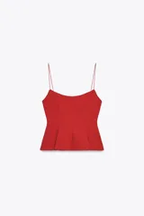 Top peplum rojo de escote redondo con tirantes muy finos y bajo acampanado.