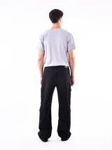 Pantalón de jean celeste de corte ancho, con bolsillos laterales tipo cargo.