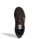 Championes Adidas modelo VL Court 3.0, color marrón oscuro con suela de goma color caramelo. Presentan las icónicas tres tiras laterales con estampado animal print y logo de la marca en la lengüeta y el lateral.