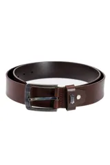 Cinto marrón de cuero con hebilla metálica rectangular con acabado envejecido y pasador con logo de la marca.