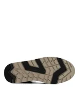 Botín de cuero color bordó con diseño clásico, cierre mediante cordones y suela de goma en tono beige. Presenta una estructura robusta con cuello acolchado y punta redonda.