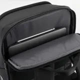 Mochila negra de poliéster impermeable, con capacidad de 22 litros y espacio para portátiles de hasta 17,3 pulgadas. Tiene 4 bolsillos interiores (2 con cremallera), 2 espacios interiores para botellas de agua, llavero interior, espacio para Baleine Card y cinturón para valija en la parte trasera.