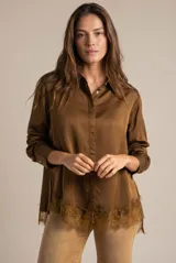 Camisa de satén color arena, de corte clásico con cuello camisero, manga larga con puños abotonados y detalle de encaje en el ruedo.