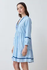 Vestido midi celeste con rayas verticales blancas y cinta ondulada azul marino en escote, mangas y ruedo.