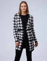 Cardigan largo con estampado de pata de gallo en blanco y negro, con lazo de ajuste en la cintura.